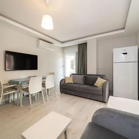 Flat With Shared Pool And Balcony In Konyaaltii * Antalya
